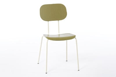 Bunte, stapelbare Objektstühle mit Holzsitz und Metallgestell
